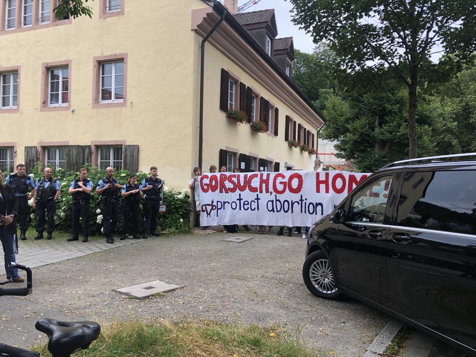 Proteste vor dem Max-Planck-Institut in Freiburg: US-Richter, der gegen Recht auf Abtreibung stimmte, zu Gast im MPI